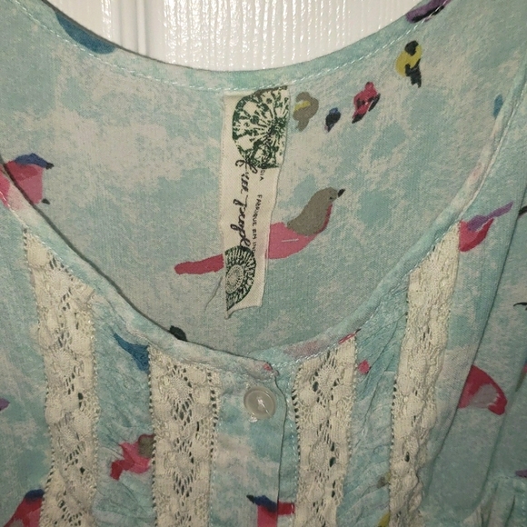 Free People whimsical top.  Size M  Beautiful top amd material.  A MUST HAVE. - Picture 3 of 6